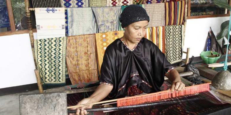 suku sasak tenun rangrang sukarare lombok