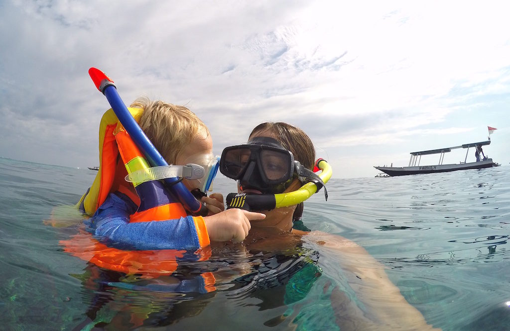Anda dapat mengajari anak anda snorkeling di paket wisata lombok kami, kontak kami di nomor Hp / whatsapp +6287864575957